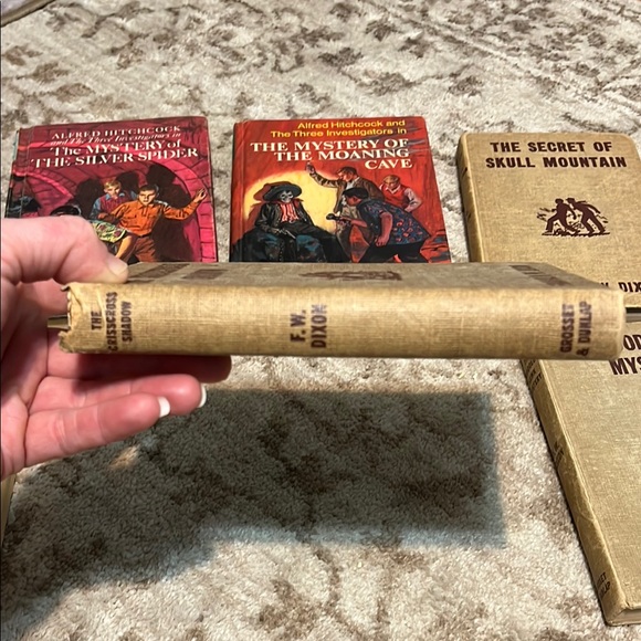 Hardy Boys and Alfred Hitchcock Mystery Book Set - Picture 8 of 17
